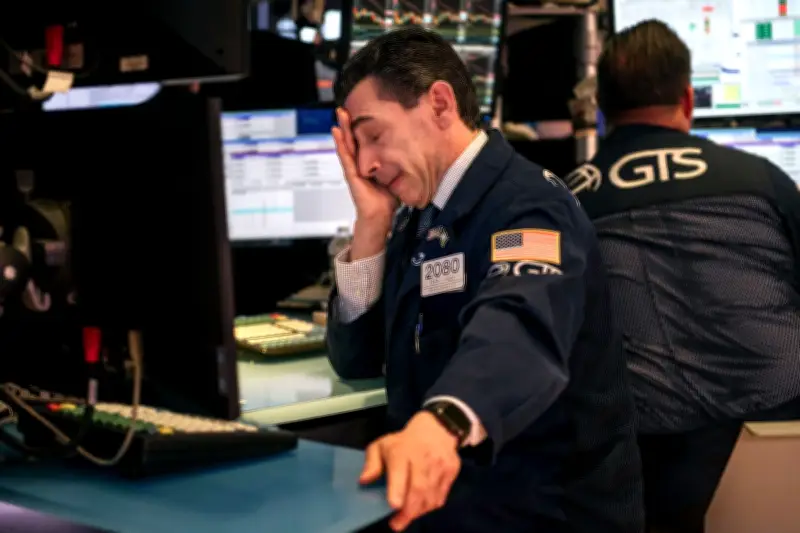 Wall Street cierra mixto por inflación récord y alza del petróleo