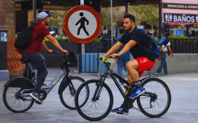 Adiós al auto: 43% de tapatíos viaja a pie, revela estudio