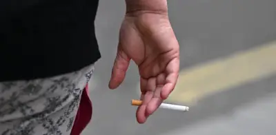 Aumentan restricciones al tabaco en el mundo; Reino Unido prohíbe venta a jóvenes