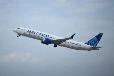 Avión choca contra camión y poste de luz en EU