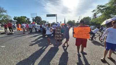 Bloqueos en Villahermosa por falta de luz y agua; caos vial
