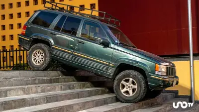 Camioneta cae en escalinata de centro de convenciones en Puebla; conductor pagará daños