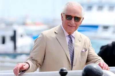 Carlos III recibe honores en su visita a Bermudas