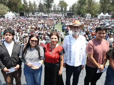 CDMX inicia entrega de becas de transporte para universitarios