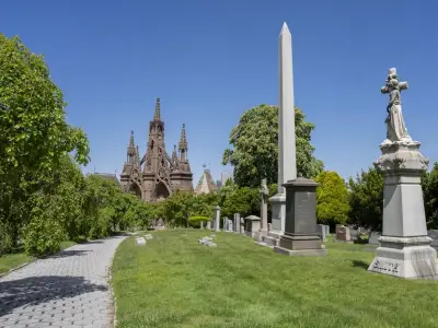 Cementerio de Brooklyn se llena de vida con Frida, Diego y el Día de Muertos