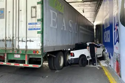 Choca tráiler contra dos autos en Constituyentes; hay heridos