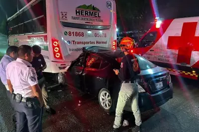 Chocan y quedan bajo camión en Apodaca: 2 heridos