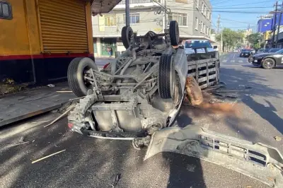 Choque y volcadura deja 2 heridos en el centro de la ciudad