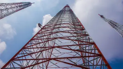 Colapsa antena de 30 metros en Guadalupe Tepeyac, GAM; sin heridos