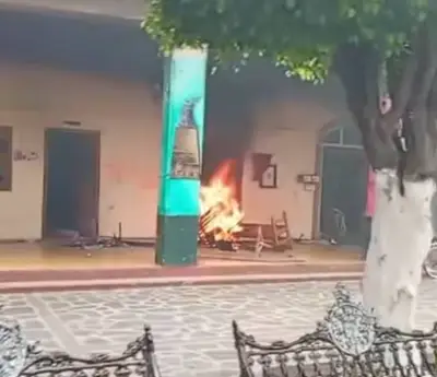 Comuneros incendian alcaldía en Chilchota por inseguridad