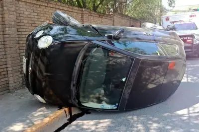 Conductora sufre golpes al volcar su auto en San Pedro
