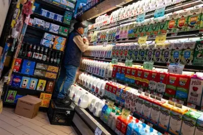 Confianza del consumidor en EU cae a mínimo en mayo
