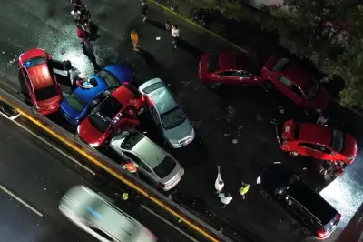 Corriente arrastra 22 vehículos en Fidel Velázquez