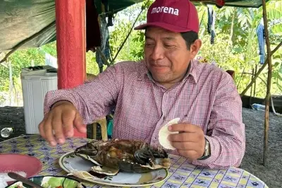 Dirigente de Morena en Tabasco es exhibido comiendo tortuga protegida