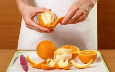 El riesgo oculto de pelar naranja con la mano: dermatitis y manchas