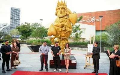 Gilda Garza devela escultura “El Rey del Poder” en Plaza Andares