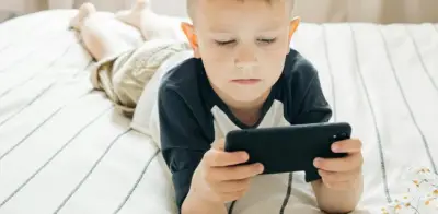 Huérfanos digitales: el daño oculto de las pantallas en los niños