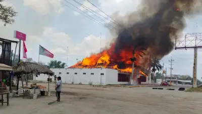 Incendio consume tres palapas en carretera Mérida-Campeche