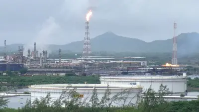 Incendio forestal fuera de control amenaza refinería de Pemex en Salina Cruz