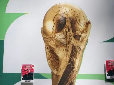 Intervención de estampas de narcopolíticos en Reforma durante expo Panini