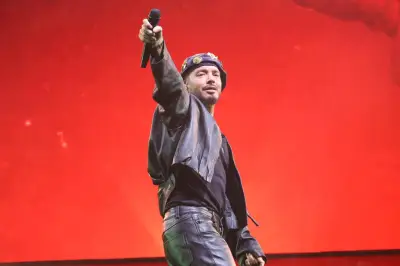 J Balvin pinta de colores el Palacio de los Deportes en su primer concierto en CDMX