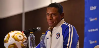 Joel Huiqui responde a jugador de Pumas que tocó el trofeo