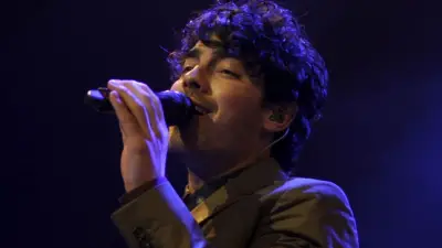 Jonas Brothers lucen jersey de México en el Tecate Emblema 2026
