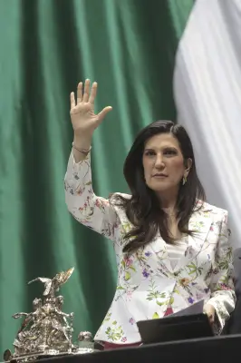 Kenia López Rabadán denuncia acarreados de otros estados en marcha de Morena en Chihuahua