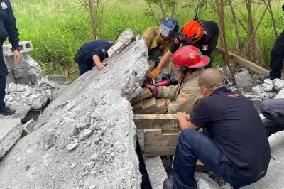 Lesionan a trabajador al caerle losa encima en construcción