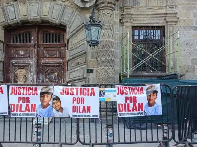 Madre de Dilan exige justicia en Palacio de Gobierno en Día de las Madres