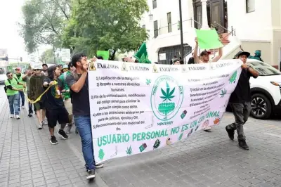 Marchan en el Centro por legalización de la marihuana