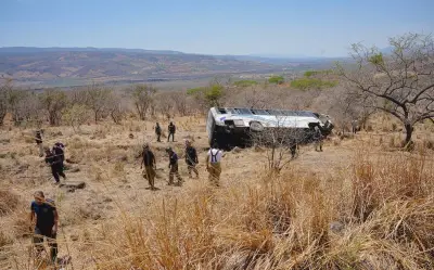 Nayarit investiga volcadura de camión con turistas de Jalisco