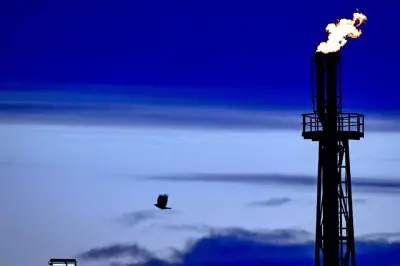 Precios del petróleo suben más de 2% por tensiones geopolíticas