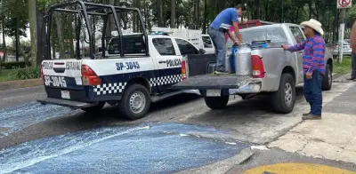 Productores de leche tiran litros tras baja de programa en Veracruz