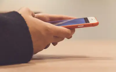 Prohibir celulares en escuelas de EU: beneficios y límites según estudio