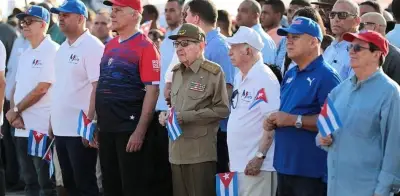 Raúl Castro y Díaz-Canel encabezan desfile del 1 de mayo en La Habana