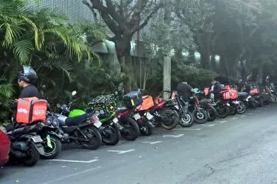 Repartidores en moto invaden calles y banquetas en CDMX