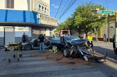 Rescatan a dos atrapados tras choque en Monterrey