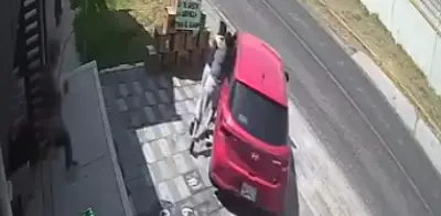 Roban auto de paquetería y arrastran a dos mujeres en Tlaxcala