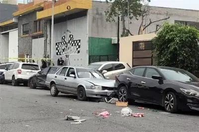 Roban camioneta, chocan contra tres vehículos y huyen en la CDMX