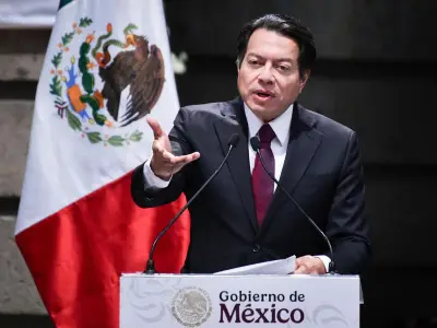 Sheinbaum desmiente salida de Mario Delgado de la SEP y lo respalda