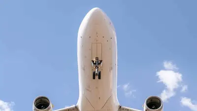 VIDEO: Avión de United Airlines impacta camión y poste al aterrizar en Newark