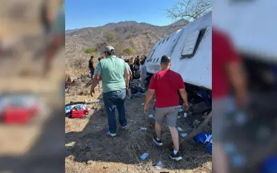 Volcadura de autobús en Nayarit deja al menos 10 muertos y 25 heridos