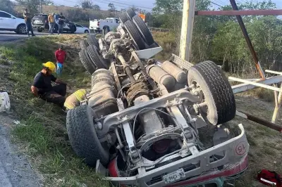 Vuelca revolvedora de concreto por exceso de velocidad en Monterrey