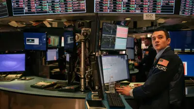 Wall Street cierra mixto: Dow baja, S&P 500 y Nasdaq marcan récords