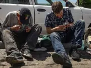 Adictos de EU cruzan a México por droga más barata