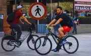 Adiós al auto: 43% de tapatíos viaja a pie, revela estudio