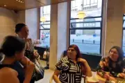 Agricultores expulsan a morenista de restaurante en CDMX