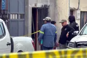 Albañil encuentra osamenta humana al excavar en casa de Monterrey