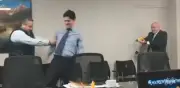 Alcalde peruano ataca con pistola eléctrica a su asesor en video viral